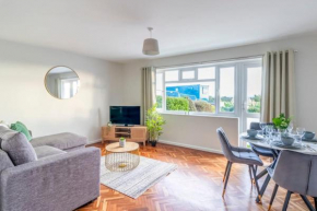 Spacious Sea View 2 bedroom Sleeps 6-Free Parking